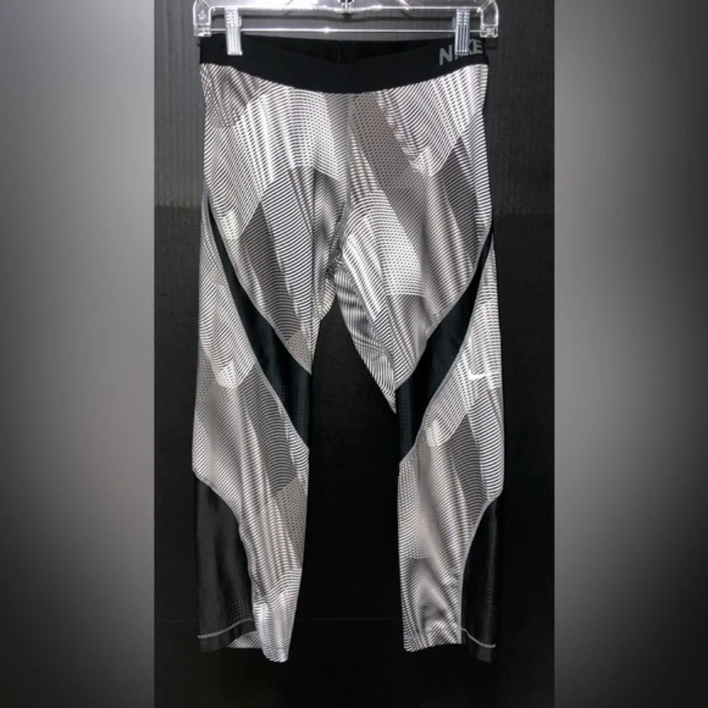 🕸️Nike Pro DriFIT Hypercool Frequency Capri Leggings